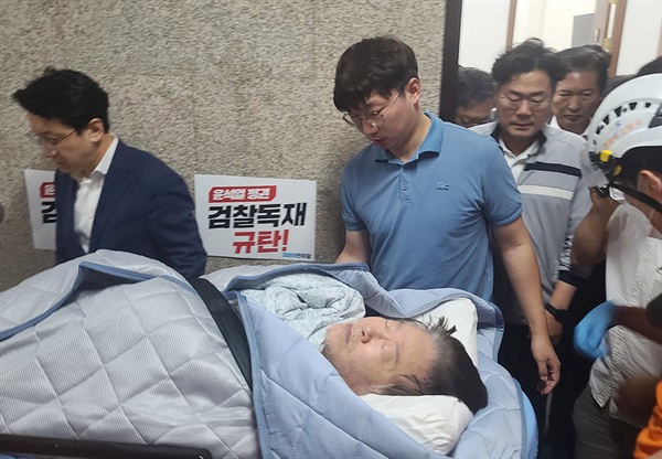 단식 중이던 더불어민주당 이재명 대표가 18일 건강이 악화돼 국회에서 병원으로 후송되고 있다.