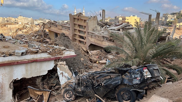 2023년 9월 10일 태풍 다니엘이 리비아 동부를 휩쓸고 지나간 후 리비아 동부 항구도시 데르나 시의 피해 모습. 태풍이 리비아에 상륙한 후 전례 없는 홍수가 리비아를 강타했다. 특히 데르나 시 남쪽의 두 댐이 붕괴되어 인근 지역 전체가 휩쓸려 갔다.