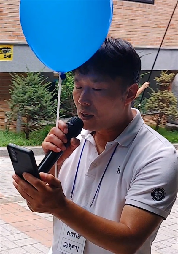 시민들에게 행사 취지를 설명하는 김부기 집행위원