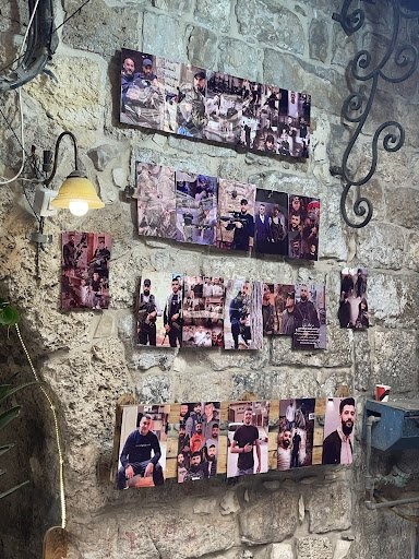 나블루스의 구도시 벽에는 이스라엘군과 싸우다 사망한 팔레스타인 저항 투사를 기념하는 사진이 걸려 있다.