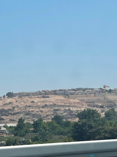 야이요스 인근 주핌 언덕에 세워진 불법 이스라엘 정착촌. 지금도 건설을 계속하며 확장하고 있다.