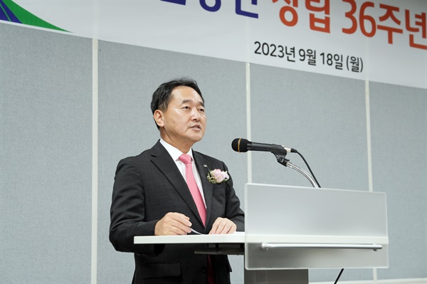  김태현 국민연금공단 이사장이 18일 오후 전북 전주 공단 본부에서 열린 '창립 36주년 기념식'에서 기념사를 하고 있다.