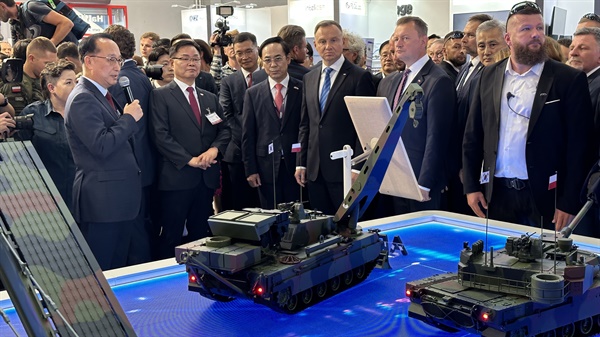 9월 5일 폴란드 국제방위산업전에 참여한 홍남표 창원시장은 현대로템 부스에서 이용배 현대로템 대표, 안제이 두다 폴란드 대통령과 함께 했다.