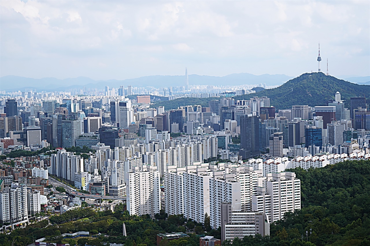 안산 봉수대를 오르다가 바라본 서울시내 풍경