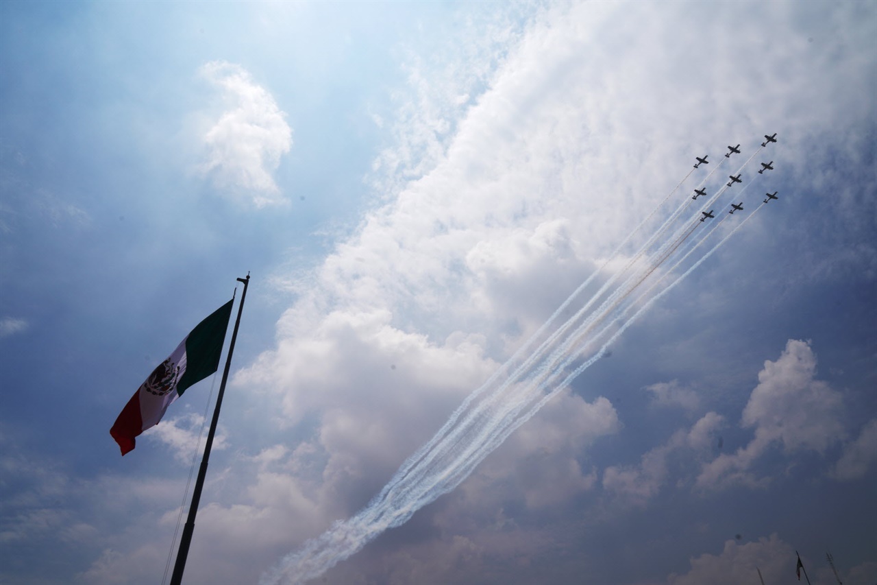멕시코 국기와 소칼로 광장위를 나는 축하비행단