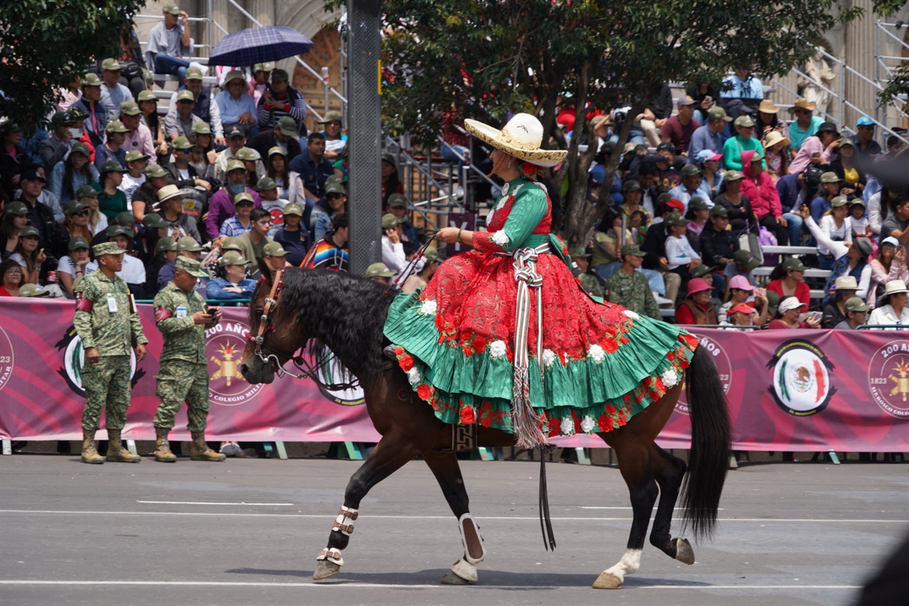 멕시코독립기념일 퍼레이드에 참가한 전통복장의 기마대