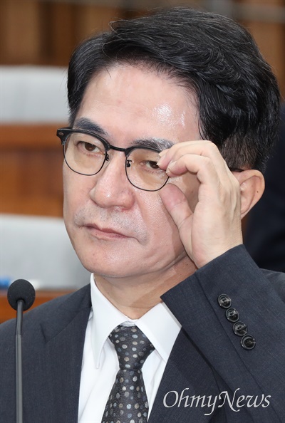 이균용 대법원장 후보자가 19일 서울 여의도 국회에서 열린 인사청문회에 출석해 있다.