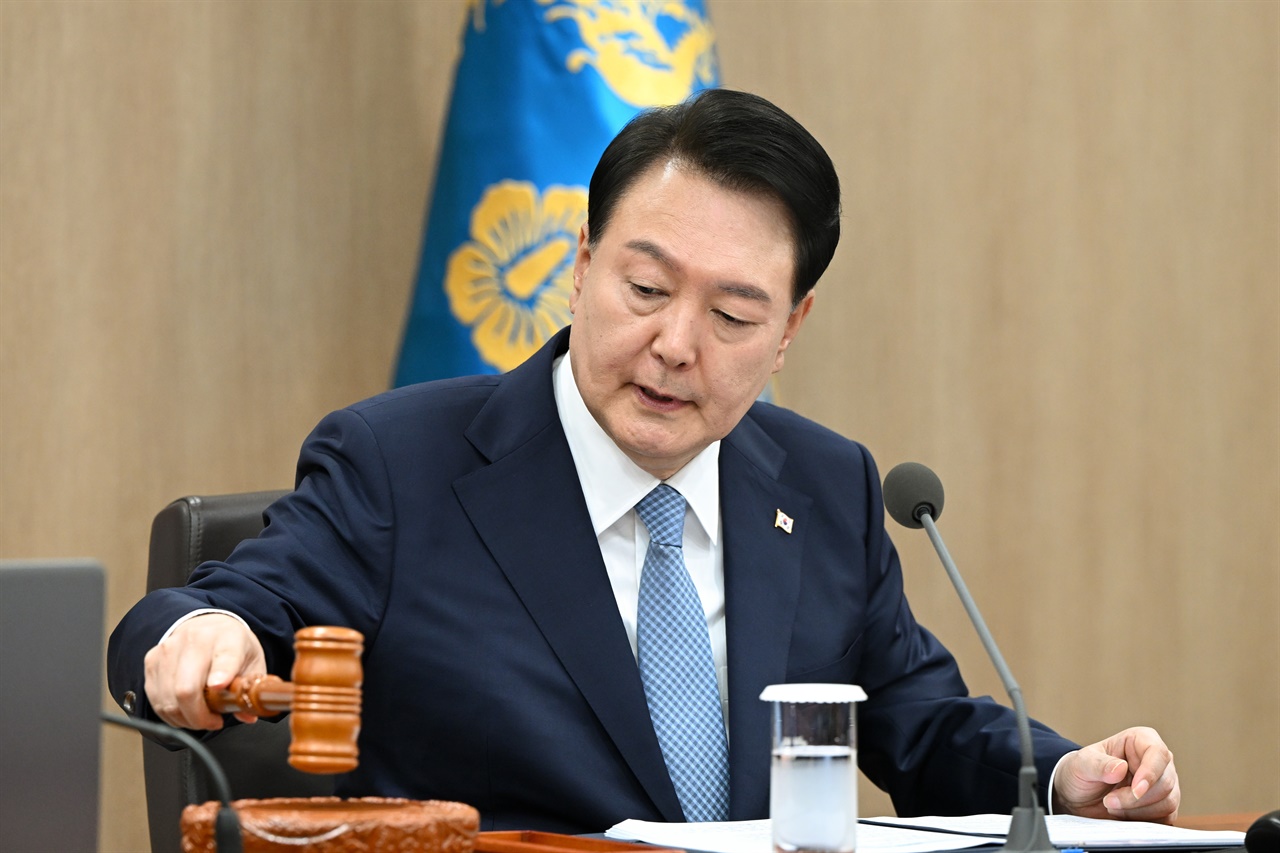 윤석열 대통령이 12일 서울 용산 대통령실 청사에서 열린 국무회의에서 개회선언을 하고 있다.