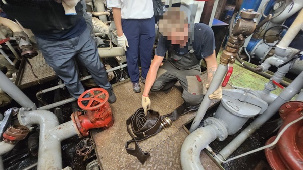 부산해경, 부산항 내에서 중질성 기름을 몰래 배출한 러시아 선원 2명을 구속했다.