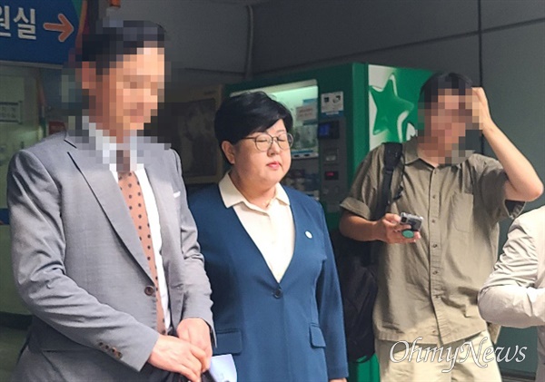 김미나 창원시의원이 19일 오후 창원지방법원 마산지원에서 선고공판을 받고 나오고 있다.