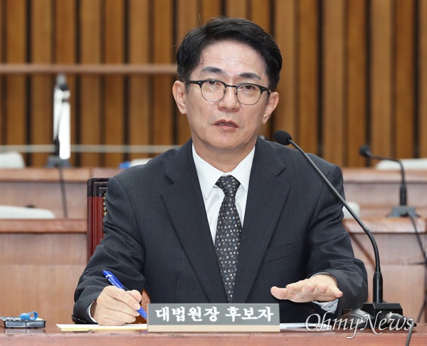 이균용 대법원장 후보자가 19일 서울 여의도 국회에서 열린 인사청문회에서 의원 질의에 답변하고 있다.
