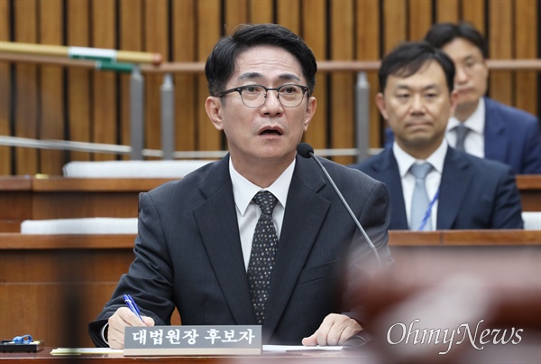 이균용 대법원장 후보자가 지난 19일 서울 여의도 국회에서 열린 인사청문회에서 의원 질의에 답변하고 있다.
