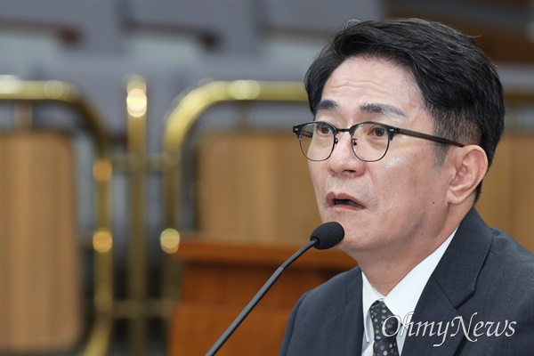 이균용 대법원장 후보자가 19일 서울 여의도 국회에서 열린 인사청문회에서 의원 질의에 답변하고 있다.
