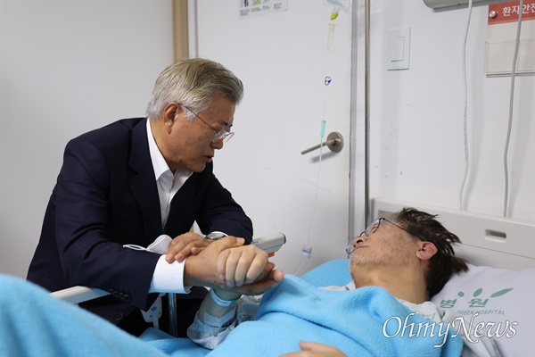 문재인 전 대통령이 19일 오후 단식투쟁 도중 건강이 악화되어 서울 중랑구 녹색병원에 입원한 이재명 더불어민주당 대표를 만나고 있다.