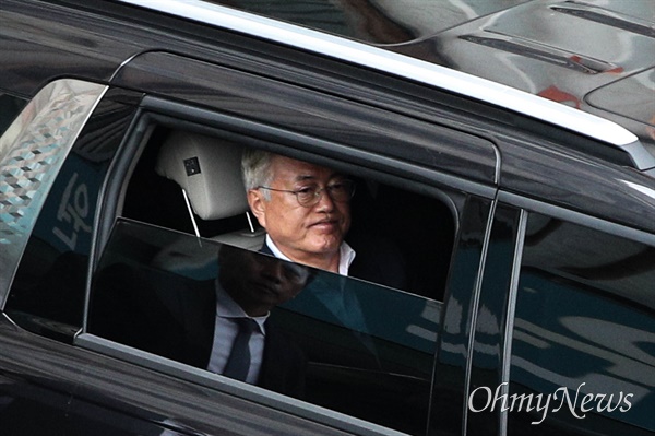 19일 오후 문재인 전 대통령이 단식투쟁 도중 건강이 악화되어 서울 중랑구 녹색병원에 입원한 이재명 더불어민주당 대표를 만난 뒤 떠나고 있다.