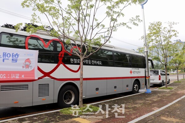 15일 사천시청 앞 노을광장에 세워진 헌혈버스