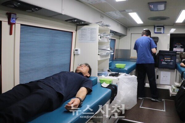 헌혈을 하기 위해 기다리고 있는 윤민석씨.