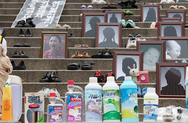 지난 2023년 8월 31일 서울역 앞 계단에서 열린 가습기살균제 참사 12주기 캠페인 및 기자회견에서 가습기살균제 참사 피해자들의 유품이 놓여있다.