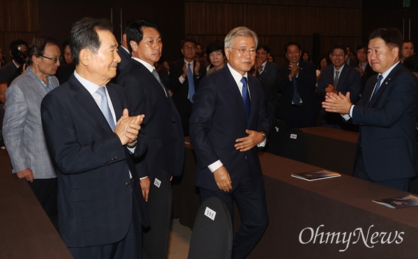 문재인 전 대통령이 19일 오후 서울 영등포구 63빌딩에서 열린 9.19 평양공동선언 5주년 기념식에 참석하고 있다.