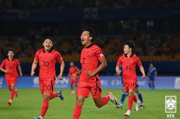정우영 정우영이 쿠웨이트와의 2022 항저우 아시안게임 1차전에서 선제골을 넣은 후 기뻐하고 있다.