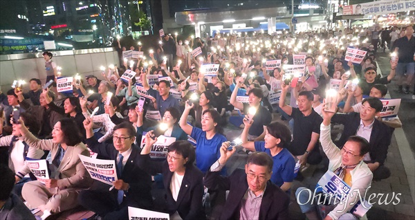  19일 저녁 대전 서구 둔산동 은하수네거리 국민은행 앞에서 열린 '민주당대전시당 윤석열 정권 야당탄압·국정 파탄 규탄대회' 장면.
