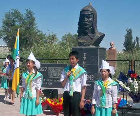일제와 싸웠던 홍범도 장군과 계봉우 선생의 합동 추모식이 2010년 6월 7일 카자흐스탄 크즐오르다시(市) 홍범도 장군 기념공원에서 거행됐다. 학생들이 홍범도 장군상에 헌화를 한 뒤 인사를 하고 있다. 