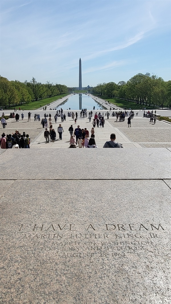 링컨 대통령 기념관 앞 계단위 킹 목사의  연설 장소를 기념하는 문구가 새겨져 있다. 권력에 편승한 종교 지도자들은 역사속에 많이 볼 수 있지만, 마틴루터 킹은 권력이 아니라 약자의 편에선 시민 운동가이자 지도자였다.  