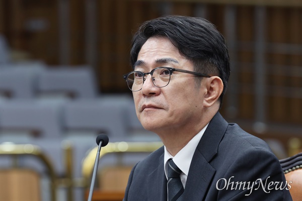 이균용 대법원장 후보자가 9월 20일 서울 여의도 국회에서 열린 인사청문회에서 의원 질의에 답변하고 있다.
