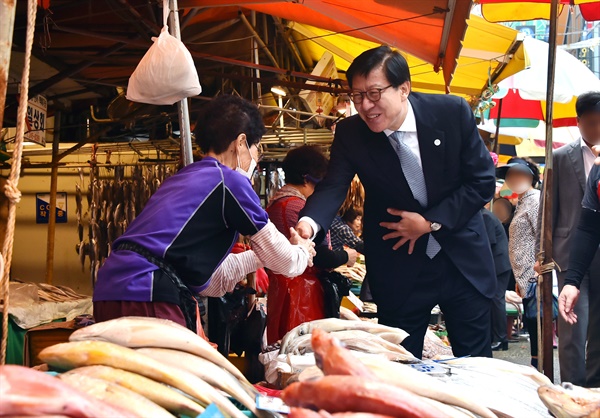 박형준 부산시장이 20일 부산 중구 자갈치 등 전통시장을 방문해 상인들을 만나고 있다.