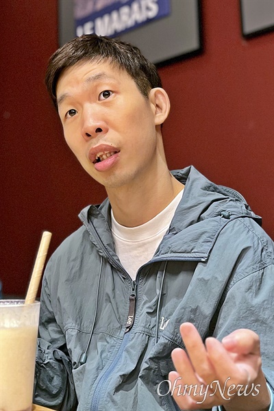 발달장애인 소형민 피플퍼스트 활동가가 20일 오후 서울 영등포구 여의도 인근 카페에서 <오마이뉴스>와 인터뷰하고 있다.