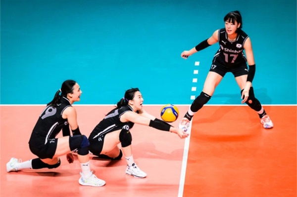  2024 파리 올림픽 예선에서 미국과 경기하는 한국 여자배구 대표팀 