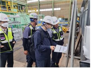 태안발전본부와 협약을 맺은 사외 전문가들이 노동자들의 일터를 찾아 불안전 요소를 점검하며 안전 사고의 방지에 나서고 있다. 