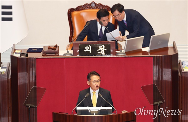 배진교 정의당 원내대표가 21일 서울 여의도 국회에서 열린 본회의에서 비교섭단체 대표연설을 하고 있다.