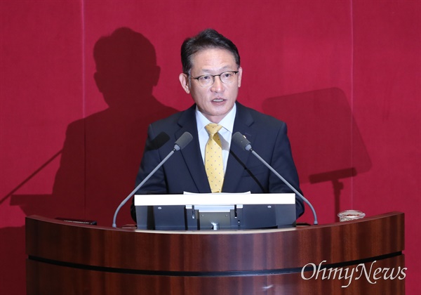 배진교 정의당 원내대표가 21일 서울 여의도 국회에서 열린 본회의에서 비교섭단체 대표연설을 하고 있다.