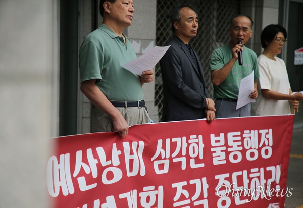 낙동강하구지키기전국시민행동이 21일 부산시청을 찾아 대저대교 원안 추진을 규탄하는 입장문을 발표하고 있다.