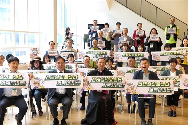 전태일의료센터 설립위를 축하하는 녹색병원 임직원 (사진제공: 녹색병원)