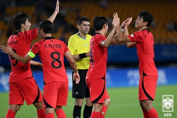 한국 축구 대표팀 황선홍 감독이 이끄는 한국 남자 축구 아시안게임 대표팀이 태국과의 2022 항저우 아시안게임 조별리그 2차전에서 4-0 승리를 거뒀다. 