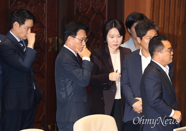 더불어민주당 의원들이 지난달 21일 서울 여의도 국회에서 열린 본회의에서 이재명 대표 체포동의안이 가결되자 어두운 표정을 짓고 있다.