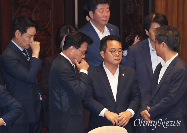 지난 21일 당시 박광온 원내대표를 비롯한 더불어민주당 의원들이 서울 여의도 국회에서 열린 본회의에서 이재명 대표 체포동의안이 가결되자 어두운 표정을 짓고 있다.