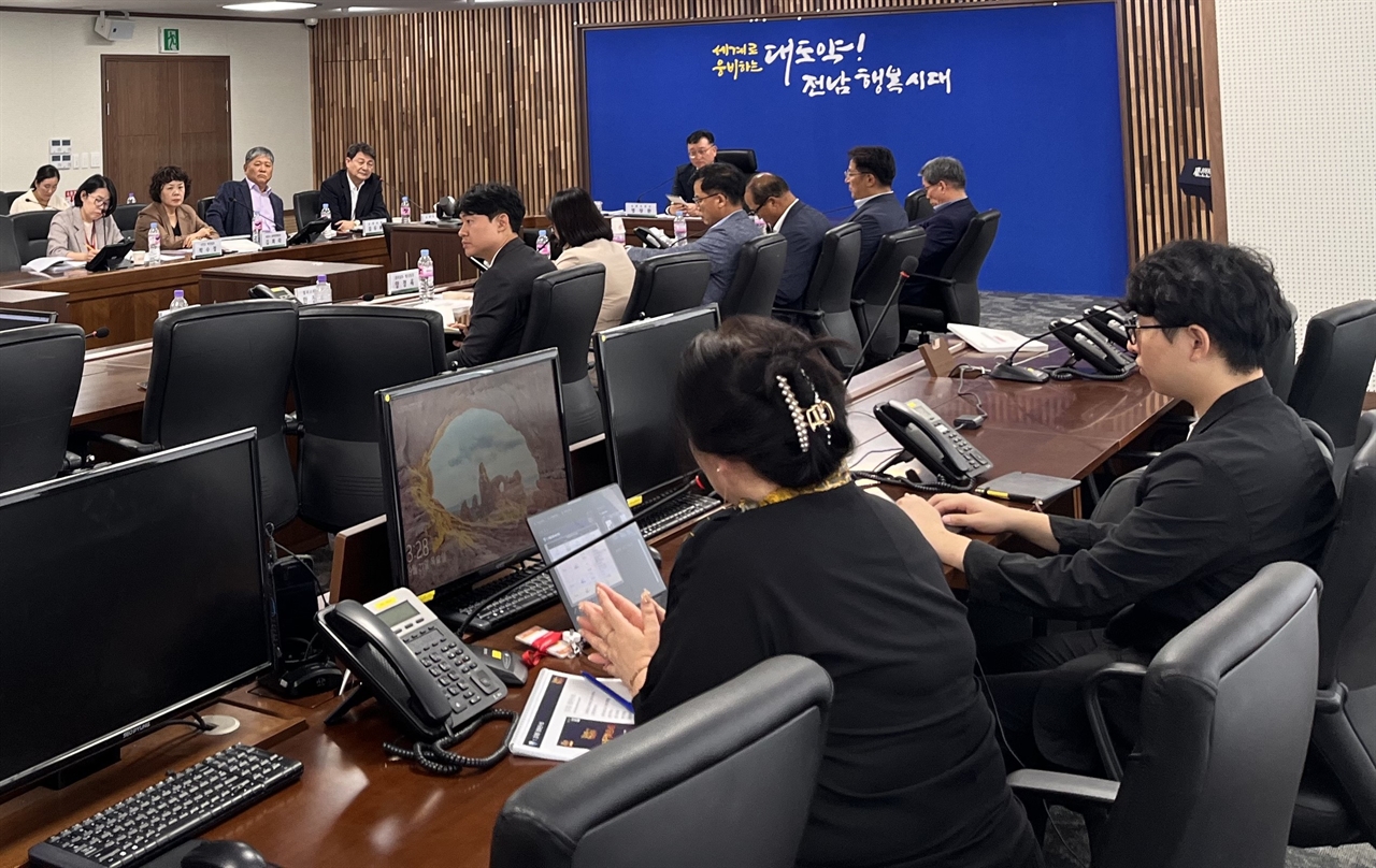 전라남도는 21일 '2023 김대중 평화회의' 준비 상황을 최종 점검했다.