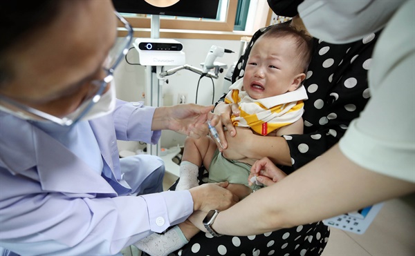 어린이와 임신부, 65세 이상에 대한 독감 국가예방접종 시작 첫날인 9월 20일 오전 광주 북구 관내 한 병원에서 독감 예방 접종이 이뤄지고 있다.