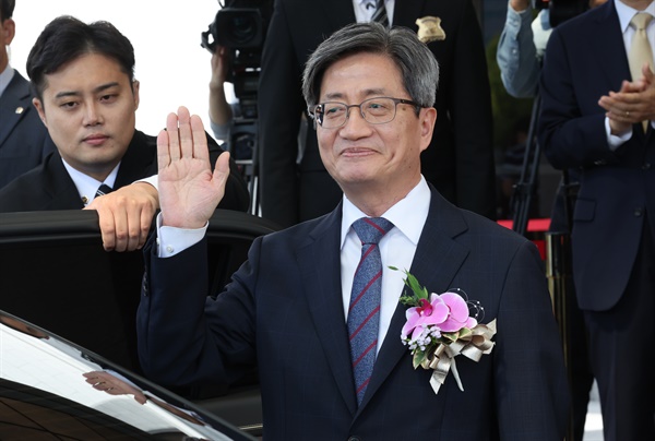 김명수 대법원장이 22일 오전 서울 서초구 대법원에서 퇴임식을 마친 후 대법원을 나서고 있다.