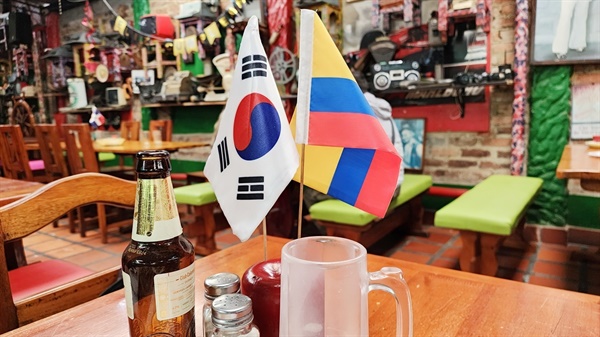 보고타 근교 시파키라(Zipaquira) 식당에서 손님의 국적별로 국기를 꽂아 주었다.