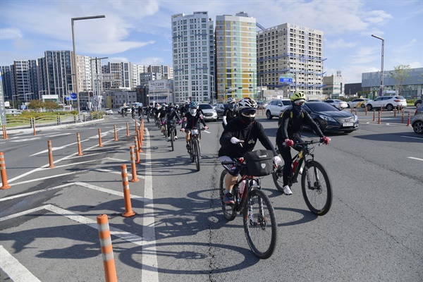 자전거 이용을 일상화 하길 촉구하기 위해서 대구지전거대행진에 참가한 시민들