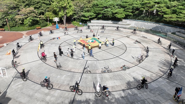 자전거 대행진에 참가한 이들이 국채보상기념공원 화합의 광장에 모두 모였다. 