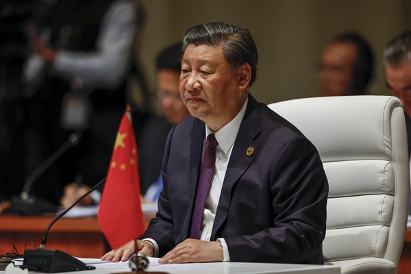 시진핑 중국 국가주석이 2023년 8월 23일 남아프리카공화국 요하네스버그에서 열린 2023 브릭스 정상회의 본회의에 참석하고 있다. 