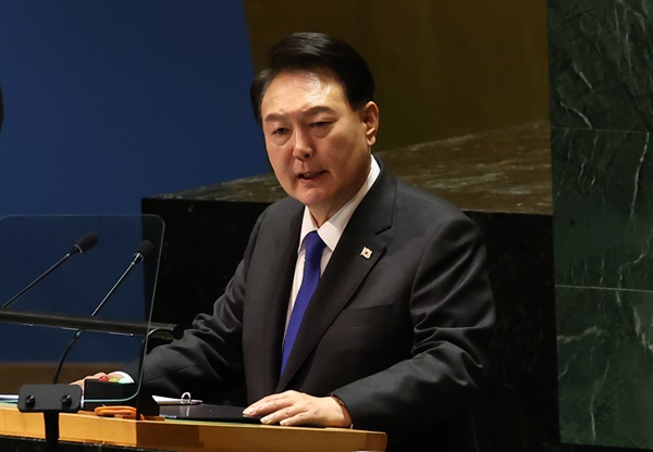윤석열 대통령이 2023년 9월 20일 뉴욕 유엔본부에서 열린 제78차 유엔총회에서 기조연설을 하고 있다.
