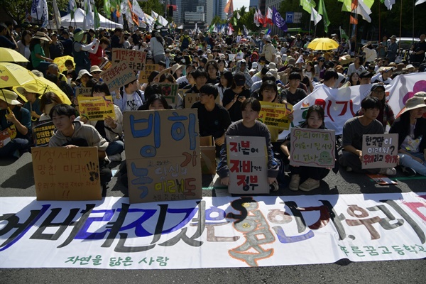 서울서 3만 '기후 시민'이 도열해 앉아 기후위기의 시대에 대해 개탄하면서 대응을 촉구하고 있다.  