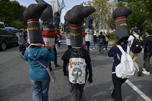 전국에서 올라온 3만 '기후 시민'들이 서울 시내를 행진하고 있다. 