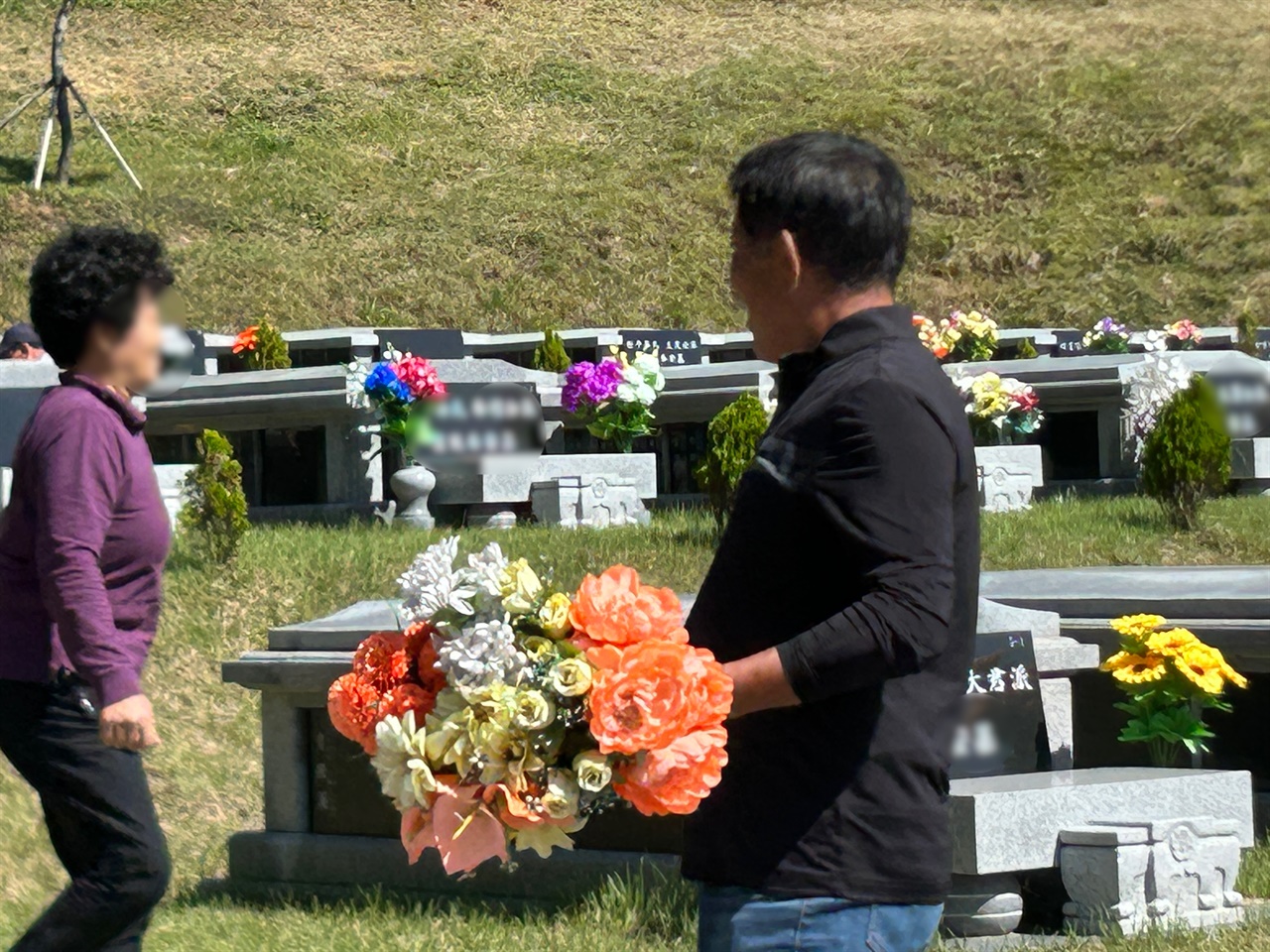 예산추모공원을 찾은 성묘객들은 산소에 있는 꽃을 새로 바꾸는 등 묘지를 돌봤으며, 성묘를 마친 가족들은 둘러앉아 식사하기도 했다.